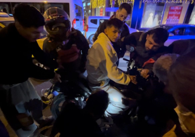 Kaza sonrası genç sürücünün ayağı motosikletin pedal demirine sıkıştı