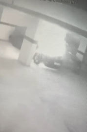 Otoparkta park halinde bulunan araç alev alev yandı