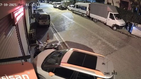 Sokakta ateş yakıp kaçtı: Park halindeki araç yanmaktan son anda kurtuldu