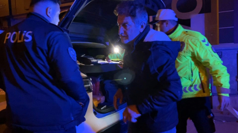 Alkollü yakalanan sürücü aracını öve öve bitiremedi