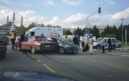 Duble yolda iki araç çarpıştı: 2 hafif yaralı