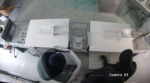 Başakşehir’de AVM içindeki kuyumcu 4 dakikada soyuldu