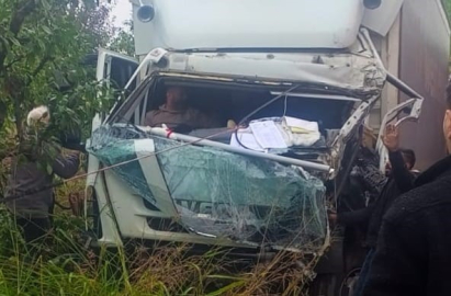 Kamyonlar kafa kafaya çarpıştı