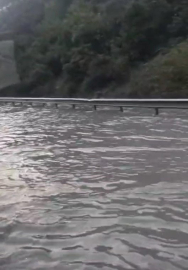 Kemerburgaz yolu göle döndü, araçlar güçlükle ilerledi