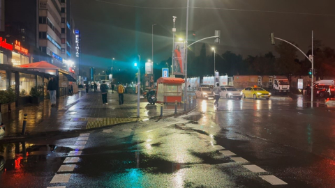 İstanbul’da depremi hisseden vatandaşlar sokağa döküldü