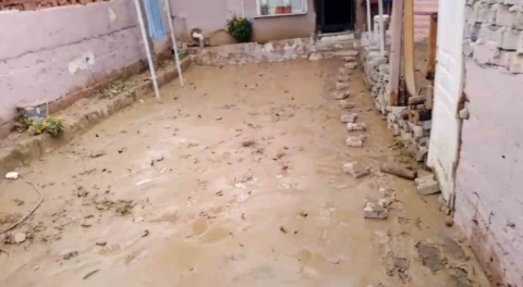 Evini su basan vatandaş isyan etti: "Benim oyum nereye gidiyor"