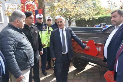 Bursa’da, "Trafikte Görünür Ol" projesi çerçevesinde traktör kullanıcılarına ekipman  desteği
