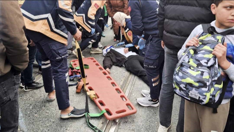 Sultangazi’de otomobil ile motosiklet tramvay yolunda çarpıştı: 1 yaralı