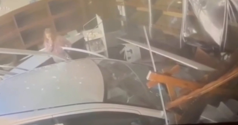 Fırına dalan otomobil ortalığı savaş alanına çevirdi... O anlar kamerada