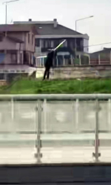 Parkta hayrete düşüren görüntü: Korkulukları tek tek söktü