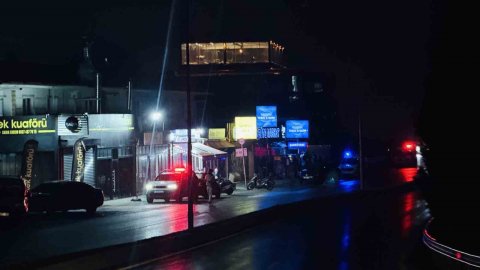 Tekel bayisine ateş açıldı, yan işletmedeki garson vuruldu