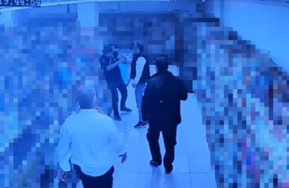 Markette "şeker dökme" diye uyarınca darbedildi: O anlar kamerada