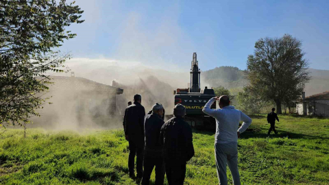 Sındırgı’da 52 yıllık evli çift depremde ağır hasar gören evlerinin yıkılışını gözyaşlarıyla izledi