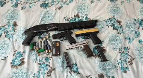 Edirne’de evden ruhsatsız tabancalar ve mühimmat çıktı