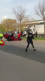 İki araç çarpıştı, takla atan otomobilde sürücü sıkıştı