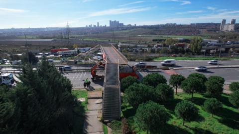 Avcılar’da iş makinesi taşıyan tır üstgeçide çarptı