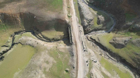 Su seviyesi düşen Gökçe Barajı’nda tarihi yolun kalıntıları gün yüzüne çıktı