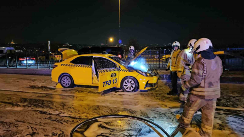 Beyoğlu’nda seyir halindeki ticari taksi alev alev yandı