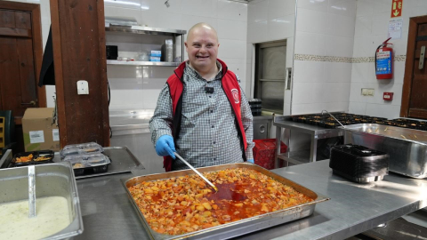 Gürsu’nun gülen yüzü Mesut, yemek dağıtımda