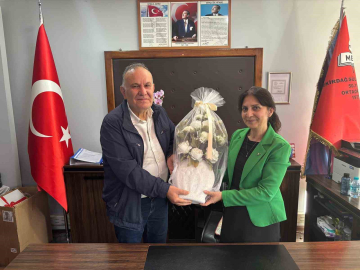 Emekli olan 38 yıllık öğretmene duygusal veda