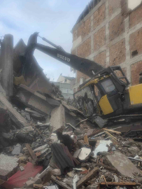 Zeytinburnu’nda yıkım sırasında beton parçaları iş makinesinin üzerine düştü: Operatör yaralandı