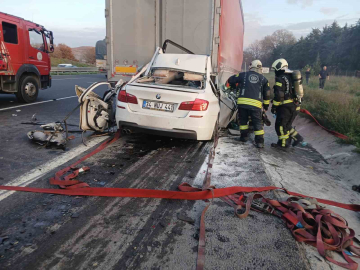 Otomobiliyle tırın altına giren 18 yaşındaki sürücü hayatını kaybetti