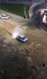 Krizi fırsata çevirdi, patlayan suda aracını yıkadı