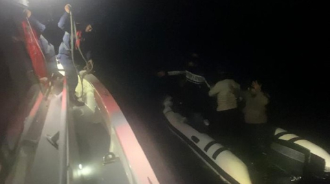 Çanakkale’de arızalanan lastik botla sürüklenen 8 kaçak göçmen kurtarıldı