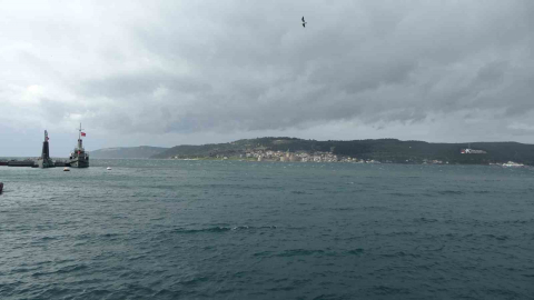 Çanakkale Boğazı fırtına nedeniyle trafiğe kapandı