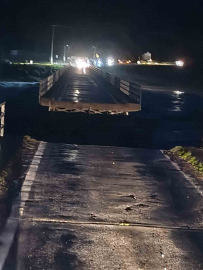 Susurluk’ta selde köprü ortadan ikiye ayrıldı