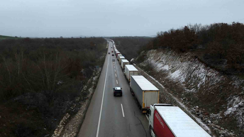 Edirne’de dondurucu soğukta kilometrelerce tır kuyruğu