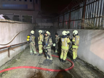 Avcılar’da tekstil atölyesine ait depo alevlere teslim oldu