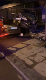 Sultanbeyli’de otomobil araçların üstünden uçup iş yerine girdi: Kaçan sürücü yakalandı