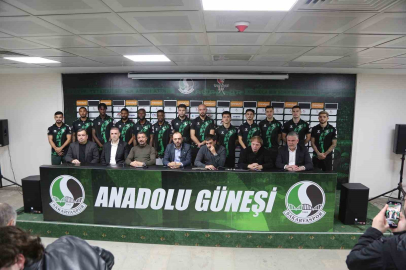 Sakaryaspor’da transferin son gününde 13 imza birden atıldı