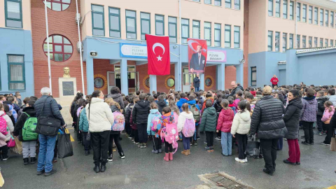 Edirne’de 6 şubat depreminde hayatını kaybedenler için saygı duruşu
