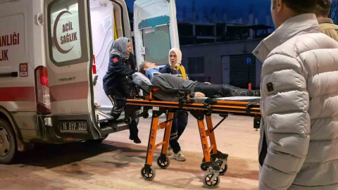 Bursa’da 14 yaşındaki ehliyetsiz sürücü park halindeki araçlara çarptı: 4 gencin durumu kritik