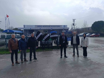 Balıkesir’de TÜVTÜRK önünde siyah çelenkli protesto