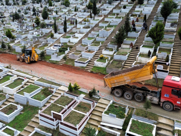 Kocaeli Kent Mezarlığı’nda su hattı yenileme çalışması