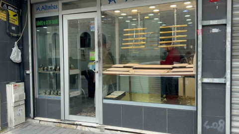 Eyüpsultan’da soyguncular soymaya çalıştıkları kuyumcuyu vurdu