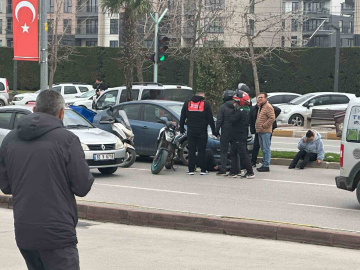 Balıkesir’de otomobil, motosiklete çarptı; 1 yaralı