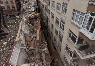 Küçükçekmece’de yıkımı yapılan binadan kopan beton parçaları yan binanın üzerine düştü