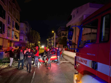 Edremit’te park halindeki araca çarpan otomobil takla attı