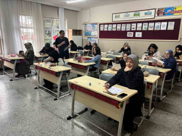 İlkokulda veliler kitap okuma yarışmasında ter döktü