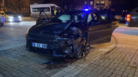 Bursa’da otomobil ile minibüs çarpıştı: 9 yaralı