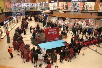 İndirim için geceden çadır kurup 8 saat yağmur altında beklediler