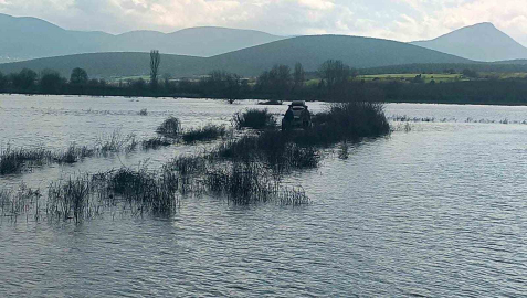 Sakarya Nehri üzerindeki adacıkta balık tutmak isteyen 2 kişi mahsur kaldı