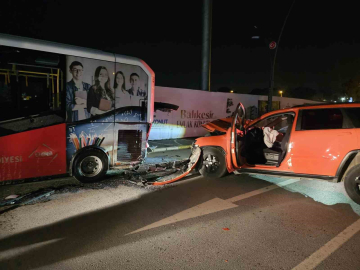 Otomobil park halindeki otobüse çarptı: 1 yaralı