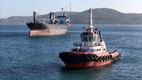 İstanbul Boğazı’nda sürüklenen gemi kurtarıldı