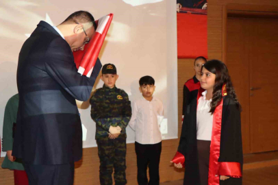 Öğrencilerin ay yıldız temalı gösterisi göğüs kabarttı