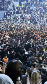 Tekme tokat darp edildi, çevredekiler aldırış etmeden müziğe ayak uydurdu